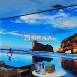 在實現展廳中的折幕投影制作方案時，需要準備哪些設備？