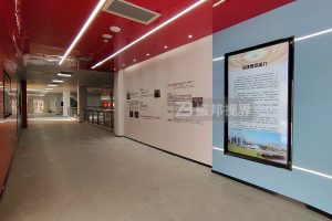 為了優化企業展覽館的展示體驗，應如何運用多媒體技術進行創新？