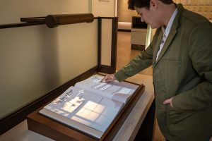 智能展廳必備方案：電子翻書技術+多場景一體機聯動解決方案！