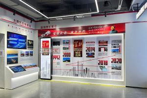 政府展廳數字升級方案：滑軌屏與互動裝置的融合設計與實施